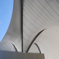 成都电动伸缩雨棚厂家：科技创新与绿色建筑的完美结合 